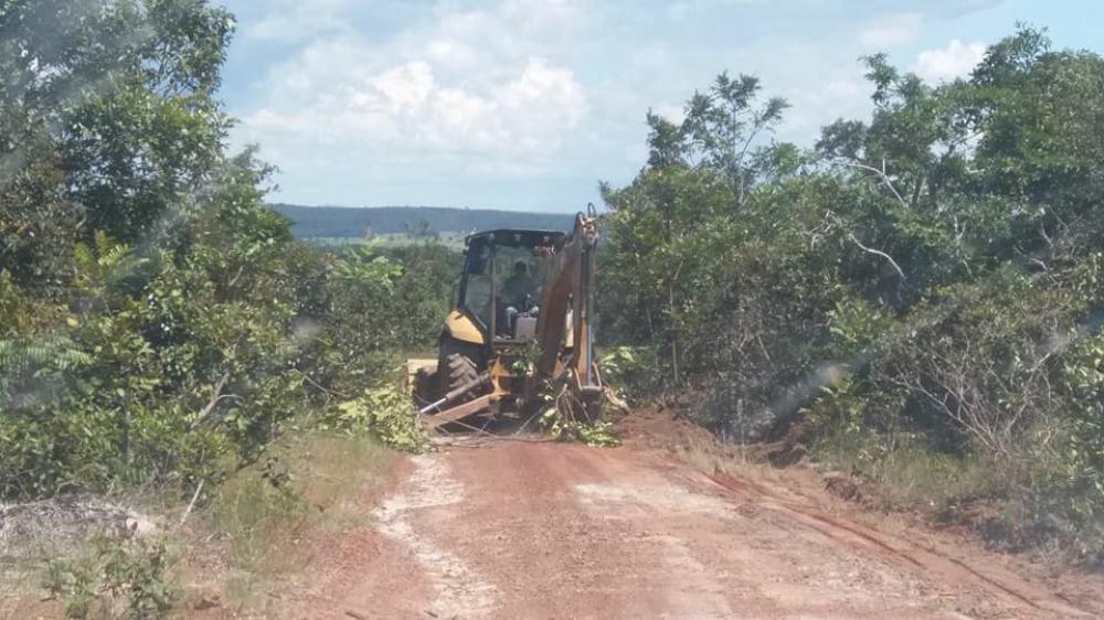 Prefeitura realiza frentes de serviços emergências em estradas da zona rural, em Piranhas